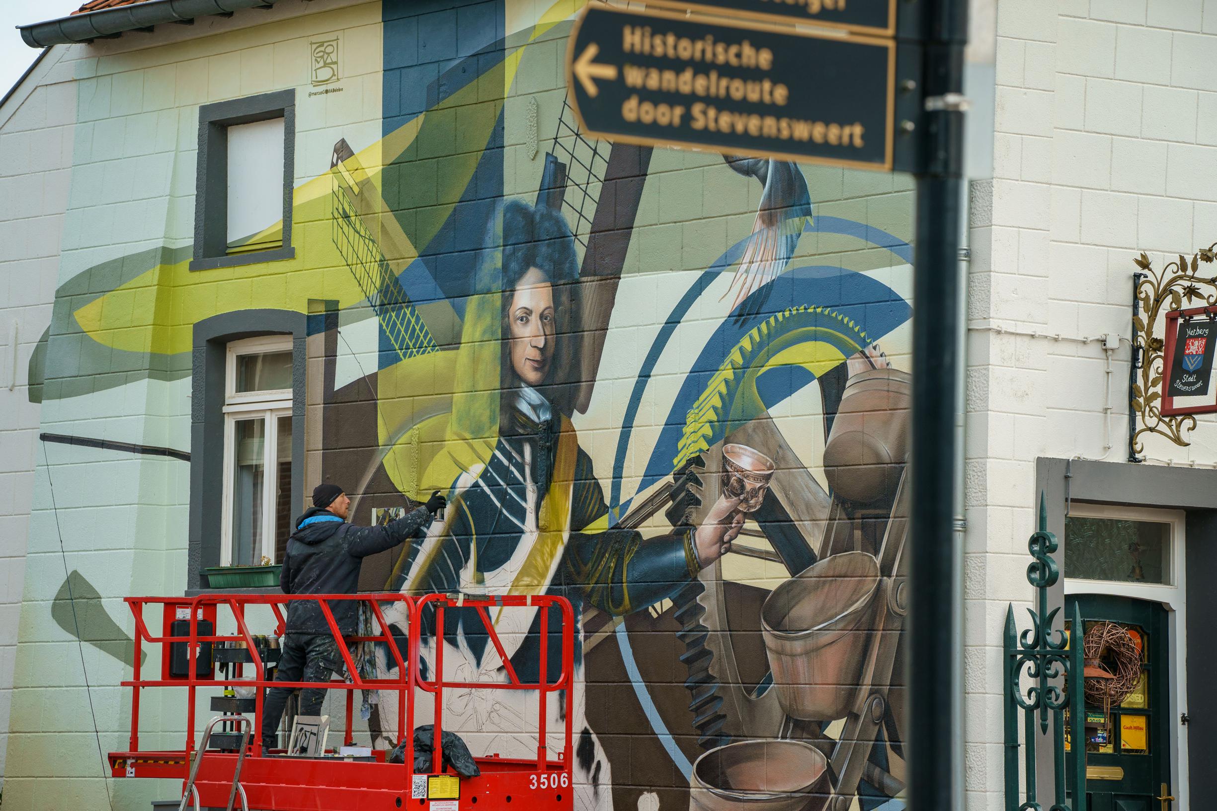 Mural in het centrum van Stevensweert voltooit trio aan historische schilderingen